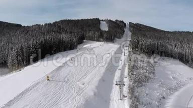 滑雪者的空中视野沿着滑雪场滑雪电梯附近的滑雪坡。 Bukvel